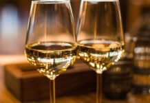 close up photography of wine glasses